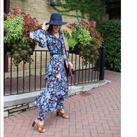 Ella Moon- Bell sleeve dress - Picture 3 of 8